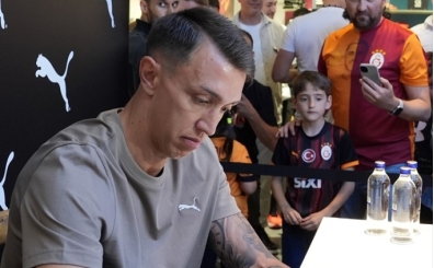 Muslera imza gnnde taraftarlarla bulutu