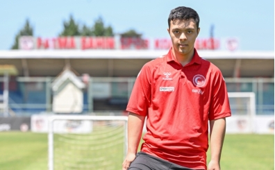 Down sendromlu milli futbolcu, ailesine ve evresine byk sevin yaatt