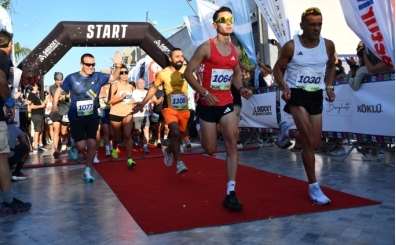 Uluslararas Ayvalk Kurtulu Yar Maratonu kouldu
