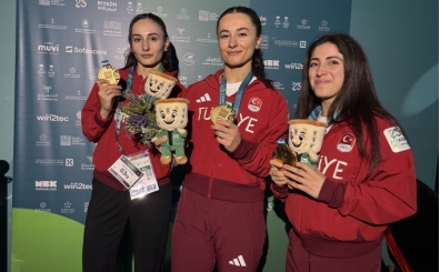 Kadn milli halterciler, kazandklar 9 altn madalyay Atatrk'e 'armaan' etti