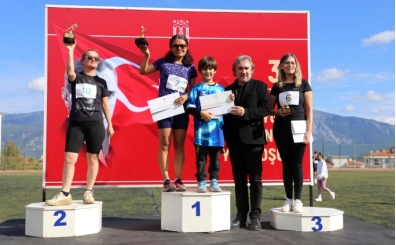 Mula'da 'Atatrk'e Sayg Genlik 32. Yol Kousu' yapld