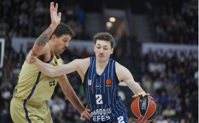 Anadolu Efes, son nefeste Barcelona'y devirdi!