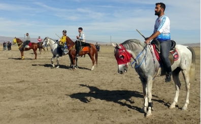 Kars'ta cirit ve at yarlarnda sporcular kyasya mcadele etti