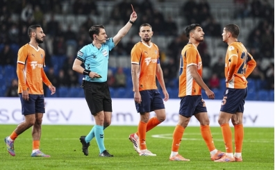 Baakehir'de 2 futbolcudan hakem tepkisi!