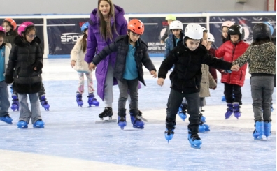 Erzurum'da ilkokul öğrencileri, buz üzerinde yeteneklerini keşfediyor