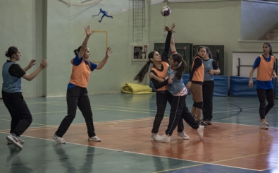 Parke taşında hentbol oynamaya başlayan Oltulu kızlar lisanslı sporcu oldu