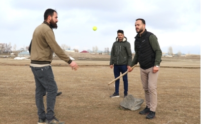 A�r�l� gurbet�i gen�ler k���n, unutulan 'topa dara' oyunuyla stres at�yor