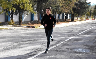 Dünya ve Türkiye şampiyonu milli atlet İnci Kalkan yeni başarılara koşuyor