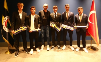 Fenerbahe, 5 gen futbolcuyla profesyonel szleme imzalad