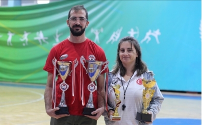 Azimli antrenör görme engelli eşinin kulübünde şampiyonlar yetiştiriyor