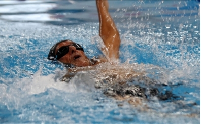 Su kanalında yüzmeyi öğrendi, sırtüstü yarışlarında rakiplerine şans tanımıyor