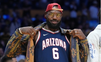 LeBron James, geri dn srecinde Lakers'a yeniden katld