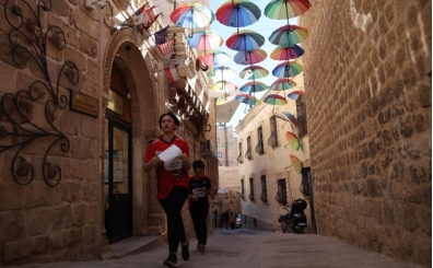 Mardin'de binlerce sporcu, tarihi sokaklarda kıyasıya yarıştı