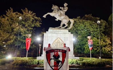 Samsunspor taraftarı, AEK maçı öncesi Atatürk Anıtı'nda nöbet tuttu