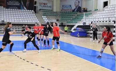 Veteran kadın hentbolcular, hemcinslerine örnek olmak için sahada ter döküyor