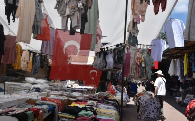 G�m��hane A Milli Futbol Tak�m�'na destek i�in T�rk bayraklar�yla donat�ld�