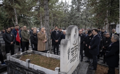 Ya�ar Do�u, mezar� ba��nda an�ld�