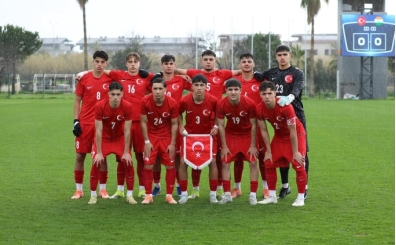 T�rkiye U17 Futbol tak�m�, Hindistan'� a��rlad�
