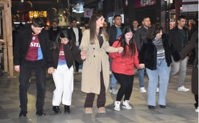 Trabzonsporlu taraftarlar, Galatasaray galibiyetini kutlad�