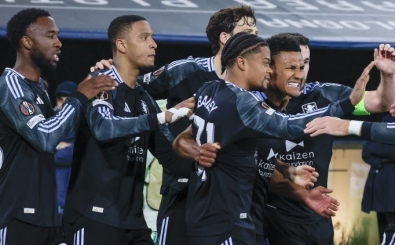 Aston Villa, elini kolunu sallaya sallaya yar� finale y�kseldi