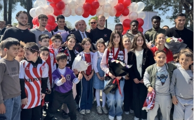 Samsunsporlu futbolcular, �ocuklarla bulu�tu