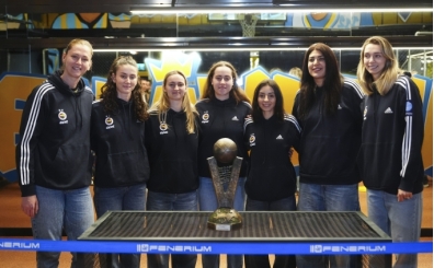 Fenerbah�eli �ampiyon kad�n basketbolcular, taraftarlarla bir araya geldi