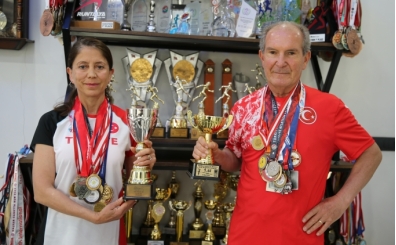 Kar� koca master atletler, yeni madalyalara birlikte ko�uyor