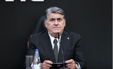 Serdal Adal� sponsorluk t�reninde dengesini kaybederek yere d��t�