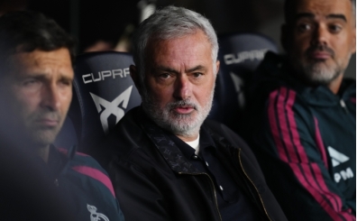 Jose Mourinho'dan VAR tepkisi: 'Bar�a'ya k�rm�z� ��kmad�'