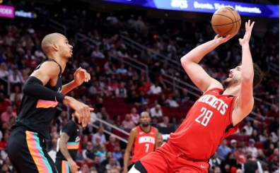Alperen �eng�n'den Spurs kar��s�ndaki galibiyete 'triple-double' e�i�inde katk�