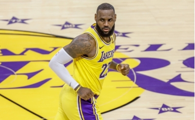 Lebron, 'triple double'la Mavericks kar��s�nda galibiyet getirdi