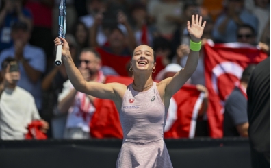 Zeynep S�nmez, Porsche Tennis Grand Prix'e veda etti