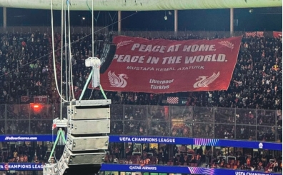 Liverpool taraftarlar�ndan Atat�rk pankart�