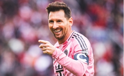 Messi'den a��zlar� a��k b�rakan frikik gol�! Tarihe ge�mesine �� gol kald�