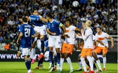 Hollanda, Yunanistan kar��s�nda geriden d�nd�!