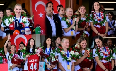 Filenin Sultanlar�'na co�kulu kar��lama