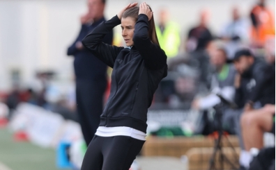 Bundesliga'n�n ilk kad�n teknik direkt�r�, ma�lubiyetle ba�lad�