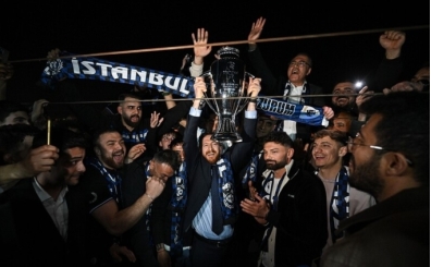 S�per Lig'e y�kselen Erzurumspor FK, ba�ar�s�n� �stanbul Bo�az�'nda kutlad�