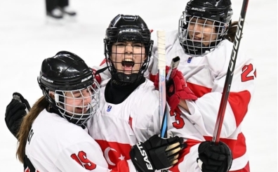 Millilerimiz, Buz Hokeyinde liderli�e y�kseldi