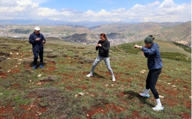 Milli boks�rler Hatice ve Esra, Avrupa'da zirve i�in y�ksek irtifada g�� depoluyor