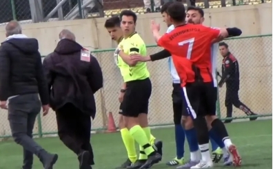 Hakeme yumruk att��� iddia edilen futbolcu serbest kald�