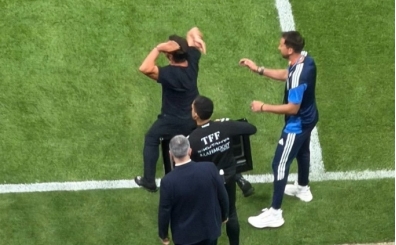 Emre Bel�zo�lu saha kenar�nda ��lg�na d�nd�!
