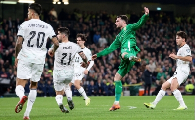 Ronaldo'nun kırmızı gördüğü maçta İrlanda, Portekiz'i Troy Parrot ile devirdi!