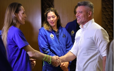 Sadettin Saran, kadın voleybolcularla bir araya geldi
