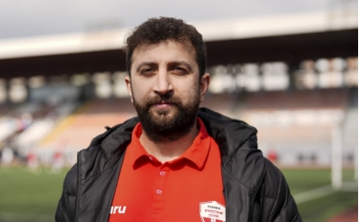 Top çarpan martıya sahada kalp masajı