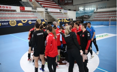 A Milli Kadın Hentbol Takımı, Çekya maçı hazırlıklarını Kastamonu'da sürdürdü