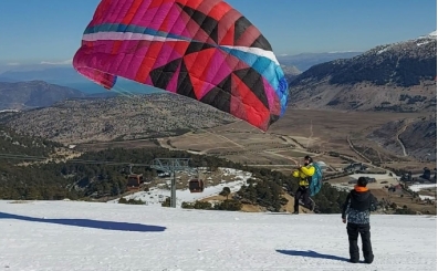 Davraz Kayak Merkezi yamaç paraşütü tutkunlarını ağırlıyor