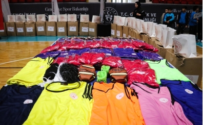 Adana'da okul kulüpleri ile sporculara malzeme desteği