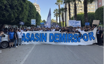 Adana Demirspor taraftarlarından 'Yaşasın Demirspor' yürüyüşü