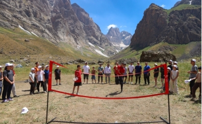 Sporcular, Cennet Cehennem Vadisi'nin eşsiz doğasında badminton oynadı